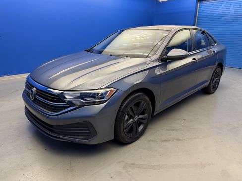 Used 2024 Volkswagen Jetta SE FWD image 4
