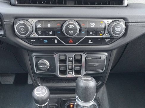 Used 2024 Jeep Wrangler Unlimited Sahara AWD/4WD image 32