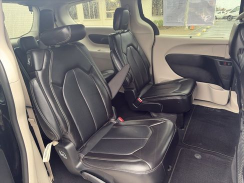 Used 2024 Chrysler Pacifica Touring-L image 21