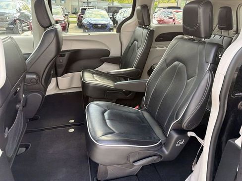 Used 2023 Chrysler Pacifica Limited AWD/4WD image 25