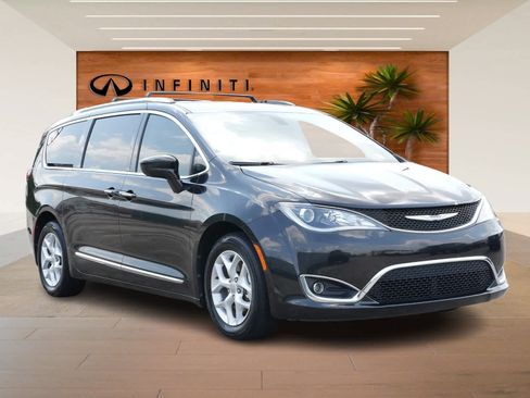 Used 2017 Chrysler Pacifica Touring-L Plus w/ Tire & Wheel Group image 3