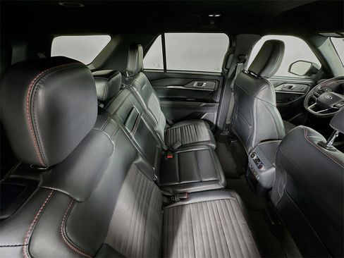 Used 2025 Ford Explorer ST-Line w/ ST-Line Street Pack image 29