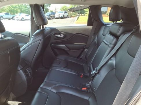 Used 2019 Jeep Cherokee Latitude Plus AWD/4WD image 6