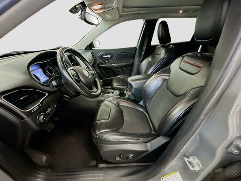 Used 2019 Jeep Cherokee Trailhawk w/ Comfort/Convenience Group AWD/4WD image 13