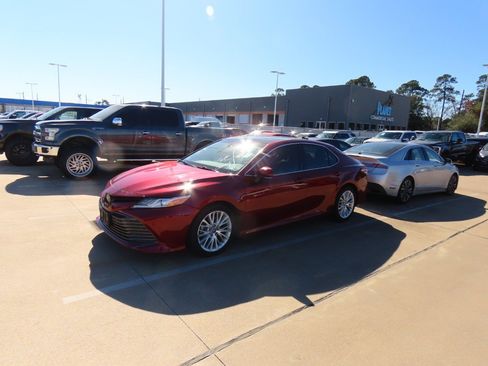Used 2018 Toyota Camry XLE image 2