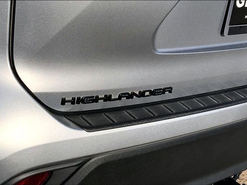 Used 2023 Toyota Highlander XLE image 29