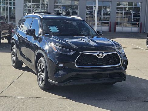 Used 2022 Toyota Highlander XLE image 1