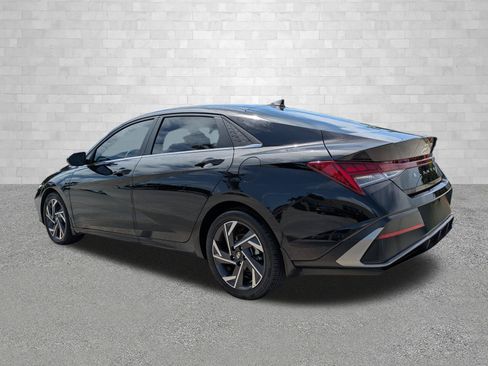 Certified 2025 Hyundai Elantra SEL FWD image 4