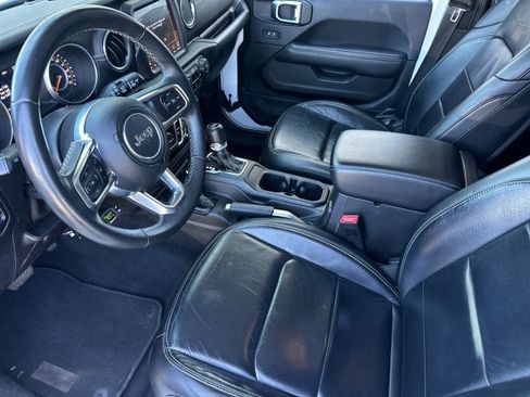 Used 2018 Jeep Wrangler Unlimited Sahara AWD/4WD image 9