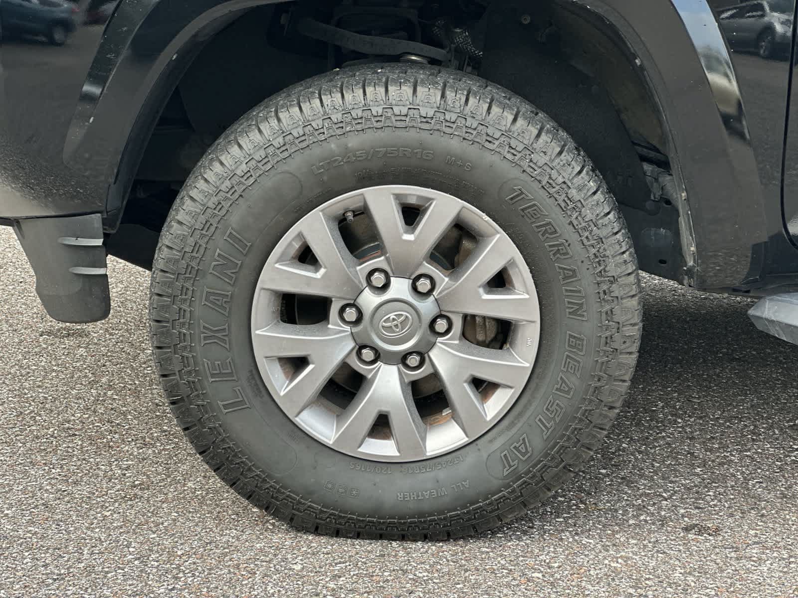 Used 2016 Toyota Tacoma SR5 w/ SR5 Appearance Package (SN) RWD image 11