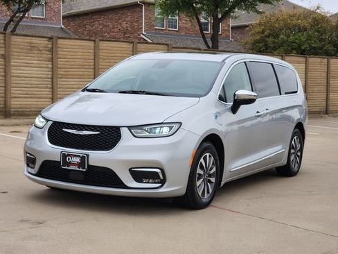 Used 2023 Chrysler Pacifica Limited FWD image 12