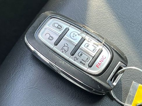 Used 2023 Chrysler Pacifica Touring-L FWD image 33