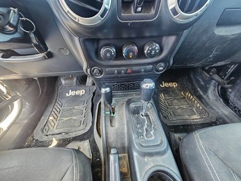 Used 2018 Jeep Wrangler Unlimited Sahara AWD/4WD image 12