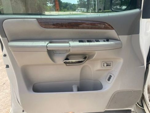 Used 2010 Nissan Armada Platinum w/ Captain Seat Pkg RWD image 11