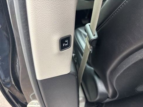 Used 2023 Chrysler Pacifica Touring-L FWD image 28