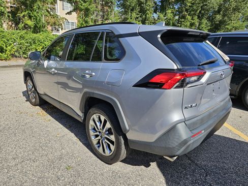 Used 2021 Toyota RAV4 XLE Premium FWD image 9