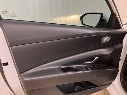 Used 2022 Hyundai Elantra Blue image 9