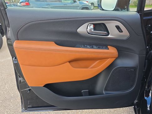 New 2026 Chrysler Pacifica Pinnacle w/ Trailer Tow Group image 29