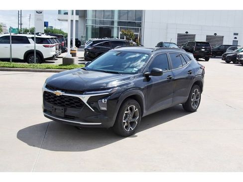 Used 2024 Chevrolet Trax LT w/ Driver Confidence Package image 2