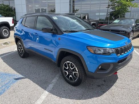 Used 2025 Jeep Compass Trailhawk AWD/4WD image 6