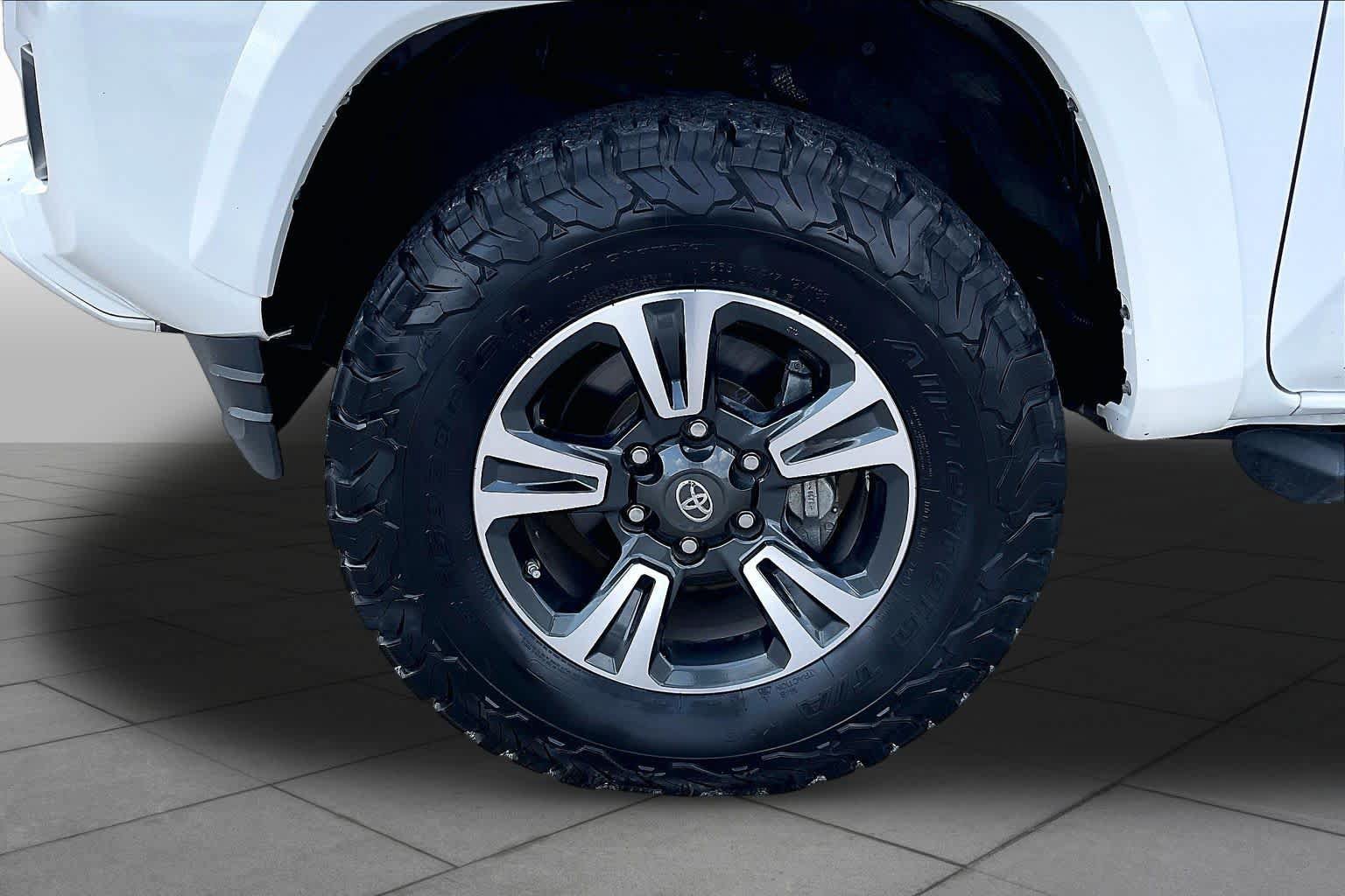 Used 2018 Toyota Tacoma TRD Sport w/ Technology Package RWD image 10