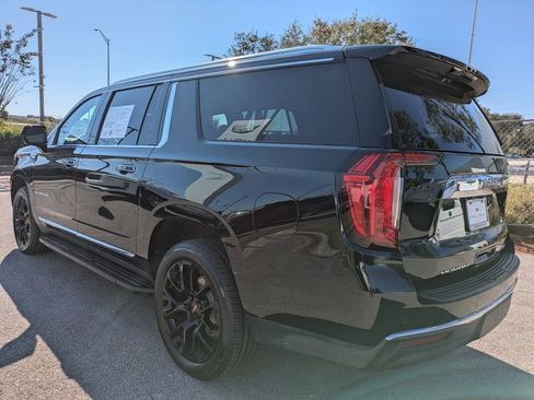 Used 2023 GMC Yukon XL SLT image 3