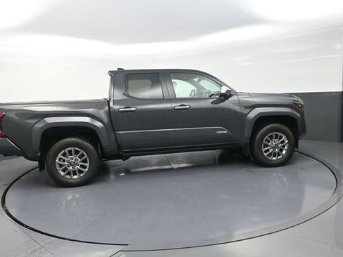 Used 2024 Toyota Tacoma Limited w/ Limited Package (LT) AWD/4WD image 9
