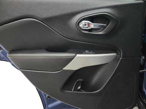 Used 2018 Jeep Cherokee Latitude Plus image 19