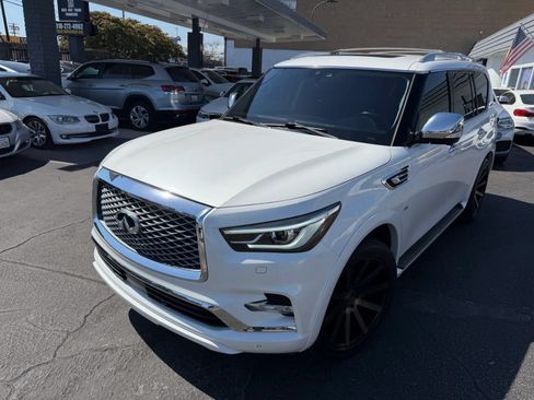 Used 2018 INFINITI QX80 4WD w/ Deluxe Technology Package image 2