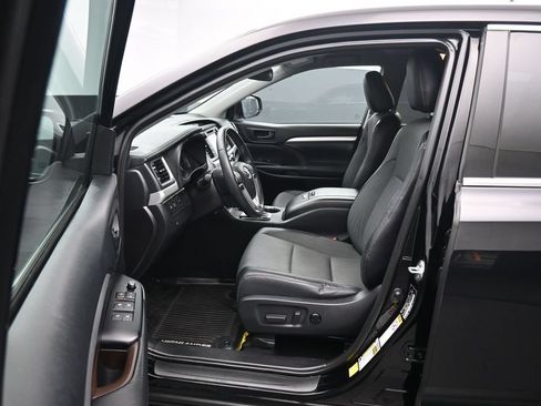 Used 2019 Toyota Highlander Plus AWD/4WD image 11