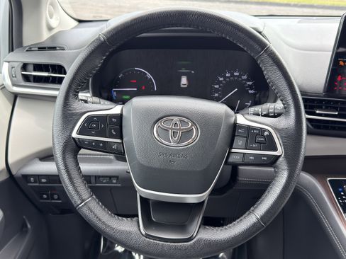 Used 2022 Toyota Sienna XLE w/ XLE Plus Package FWD image 28