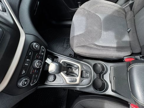 Used 2016 Jeep Cherokee Latitude w/ Comfort & Convenience Group image 18