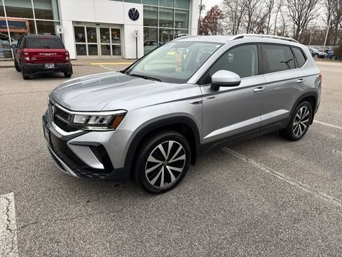 Certified 2022 Volkswagen Taos SE image 3