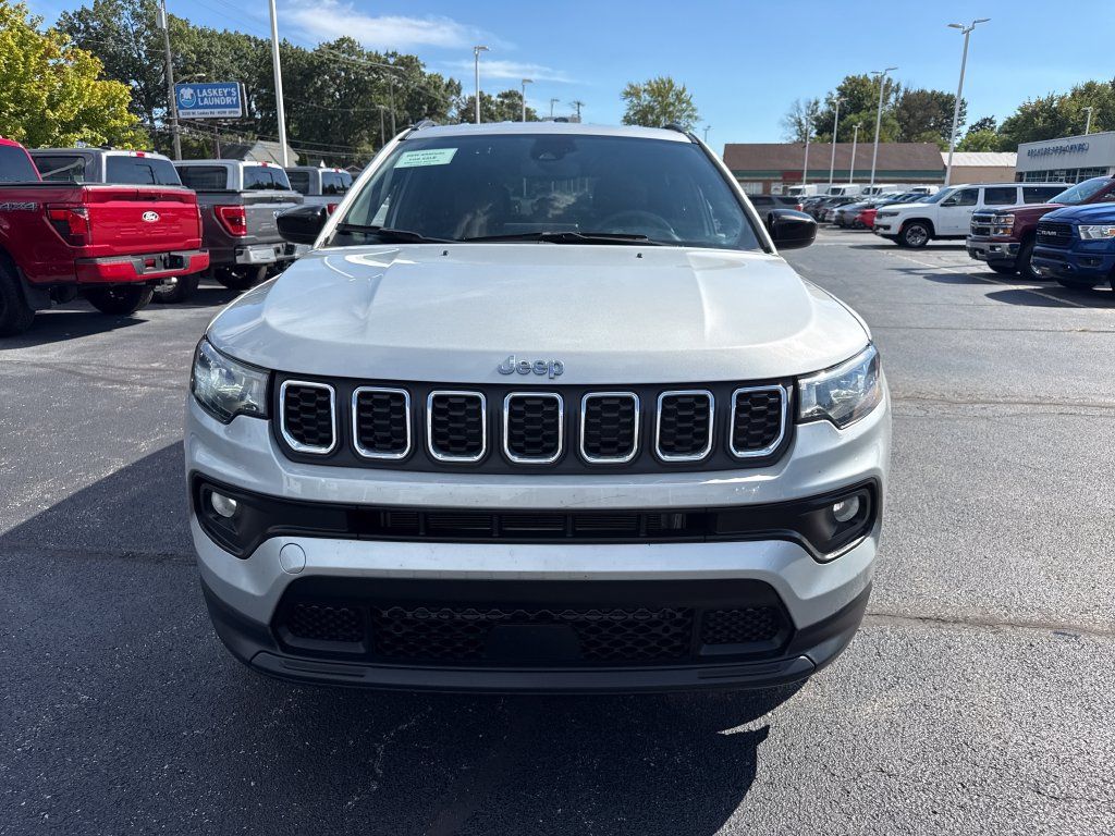 Used 2024 Jeep Compass Latitude AWD/4WD image 3