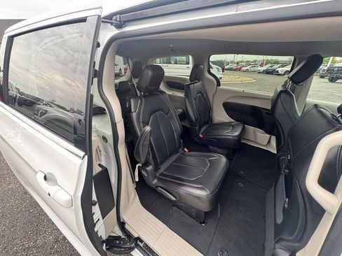 Used 2023 Chrysler Pacifica Touring-L FWD image 14