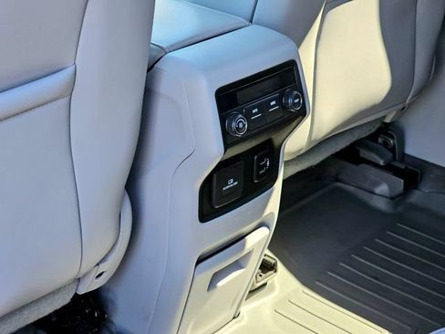 Used 2018 GMC Acadia SLT FWD image 25