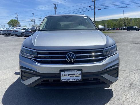 Used 2023 Volkswagen Tiguan SE w/ Panoramic Sunroof Package FWD image 2