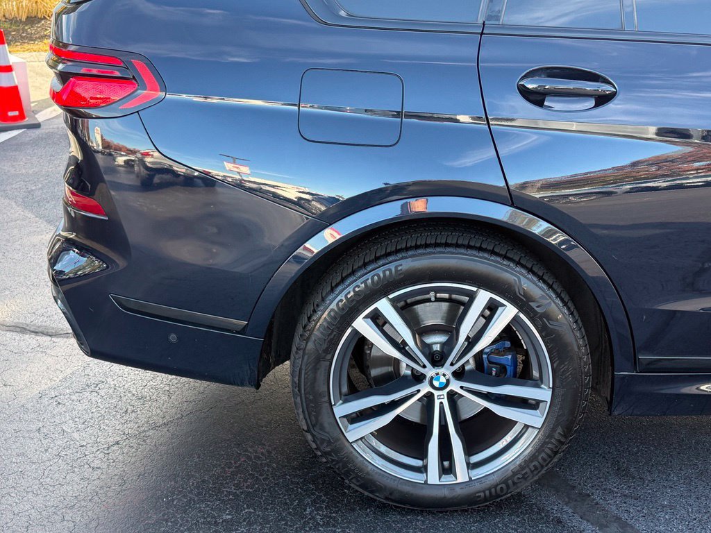 Used 2024 BMW X7 xDrive40i w/ M Sport Package AWD/4WD image 8