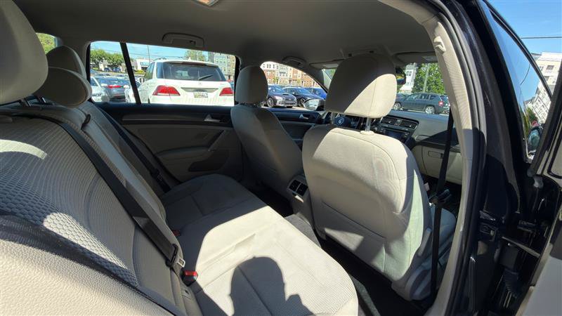 Used 2018 Volkswagen Golf SportWagen FWD image 18