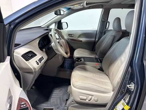 Used 2014 Toyota Sienna XLE w/ Entertainment Package FWD image 24