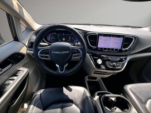 Used 2023 Chrysler Pacifica Touring-L FWD image 9