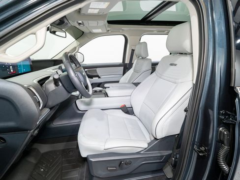 Used 2025 Ford Expedition Platinum w/ Platinum Ultimate Package AWD/4WD image 17