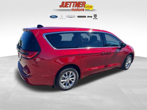 Used 2024 Chrysler Pacifica Touring-L AWD/4WD image 5