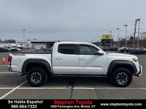 Used 2017 Toyota Tacoma TRD Off-Road image 8