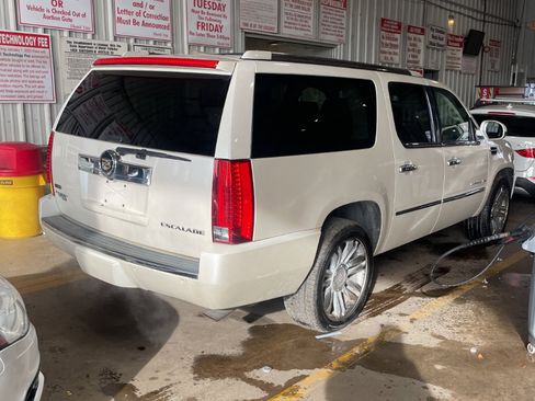 Used 2012 Cadillac Escalade ESV Platinum image 4