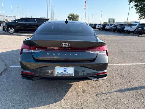 Used 2022 Hyundai Elantra SEL w/ Preferred Accessory Package FWD image 4