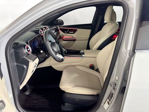 Used 2025 Mercedes-Benz GLC 300 4MATIC image 11