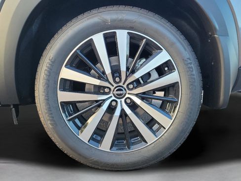 New 2025 Nissan Pathfinder Platinum image 6