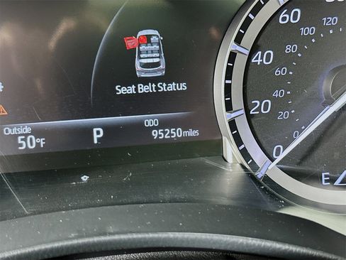 Used 2022 Toyota Highlander XLE image 12