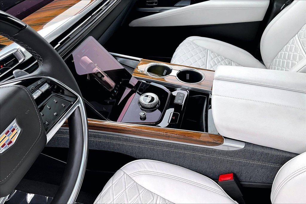 Certified 2025 Cadillac Escalade Sport Platinum AWD/4WD image 18